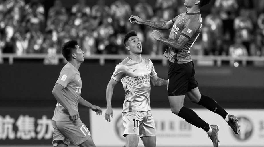 Khi Sân Vắng Bóng Người: Nhịp Đập Bóng Đá Việt Nam 2026