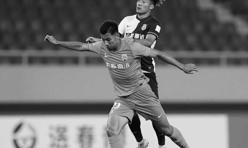 Đường hầm Estadio Banorte: Tấm kính, đứa trẻ, và tiếng hét sau trận hòa 1-1