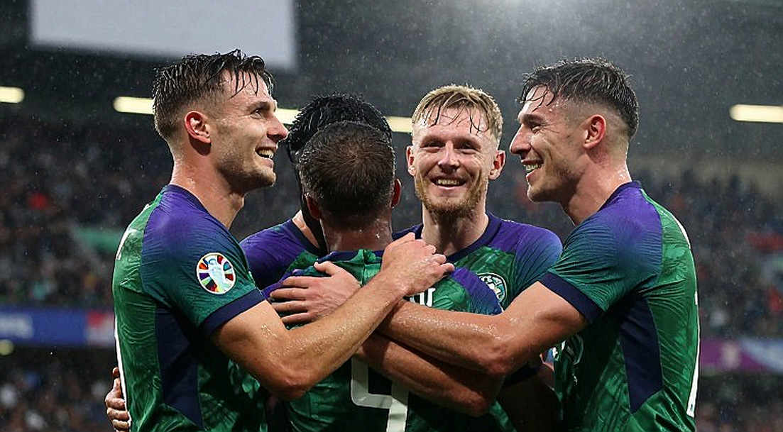 Ferguson chống gậy đến Old Trafford: Khi huyền thoại không bao giờ rời sân Ferguson chống gậy đến Old Trafford: Khi huyền thoại không bao giờ rời sân