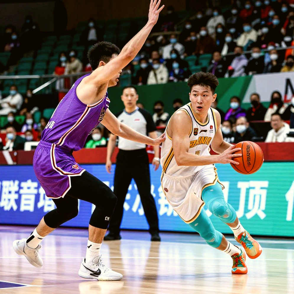 Bốn điểm ở giây thứ 13: Mike James đưa Efes vô địch VTB SuperCup, nhưng Dario Saric mới là bản lề
