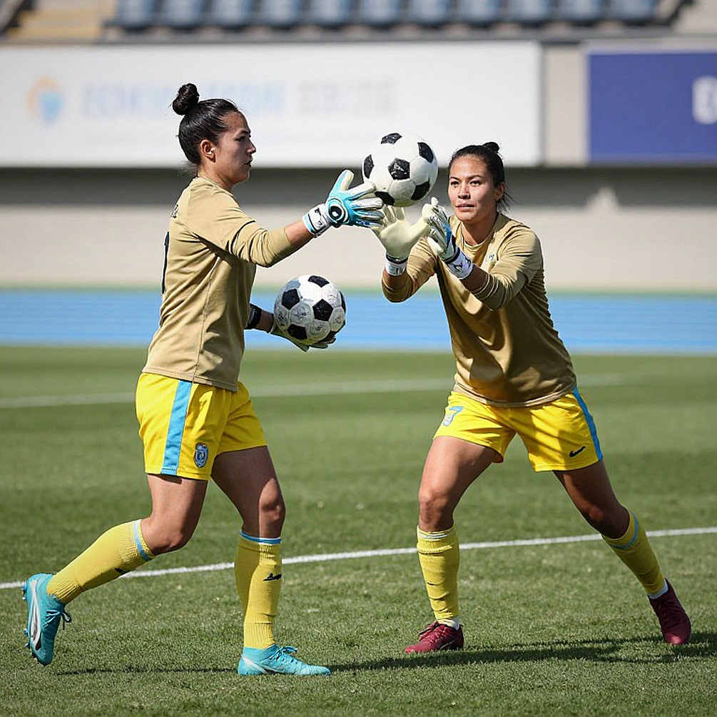 Đoàn Văn Hậu hôn vợ sau khi vô địch Siêu Cúp Quốc gia 2026-2026