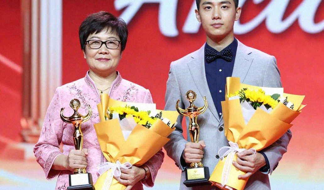 Trọng tài 75 tuổi, một cú ngã, và hai cái tên cho cùng một động tác
