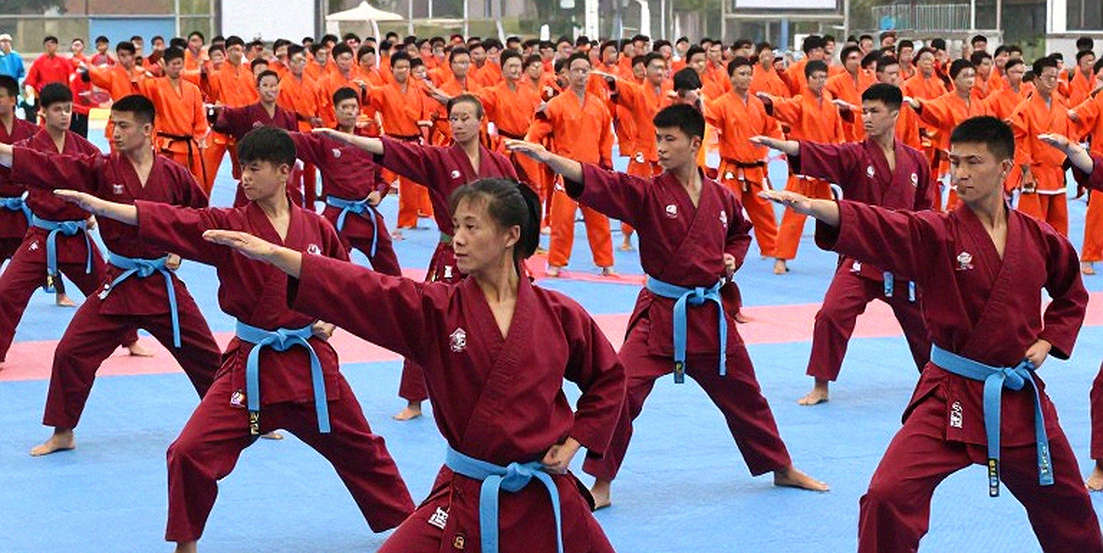 Farid Basharat bất bại 16-0 và cái giá của một tay giơ cao không tiếng vỗ